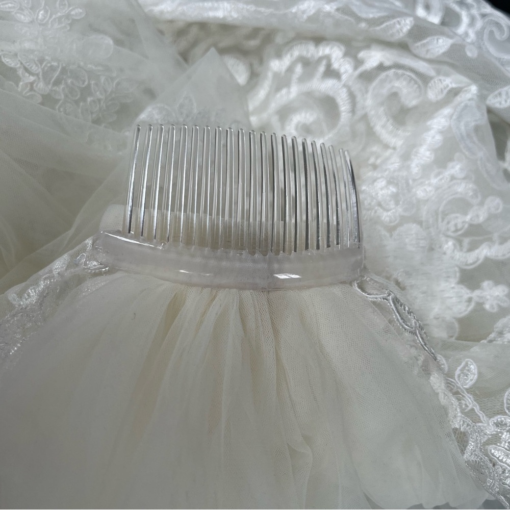 Lace Trim Royal Wedding Veil - Picture 7 of 8